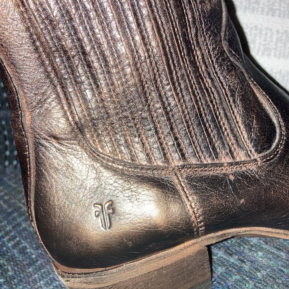 Frye| Sacha Chelsea Bronzed Bootie| Size 7B Pre Owned Condition - Picture 9 of 11